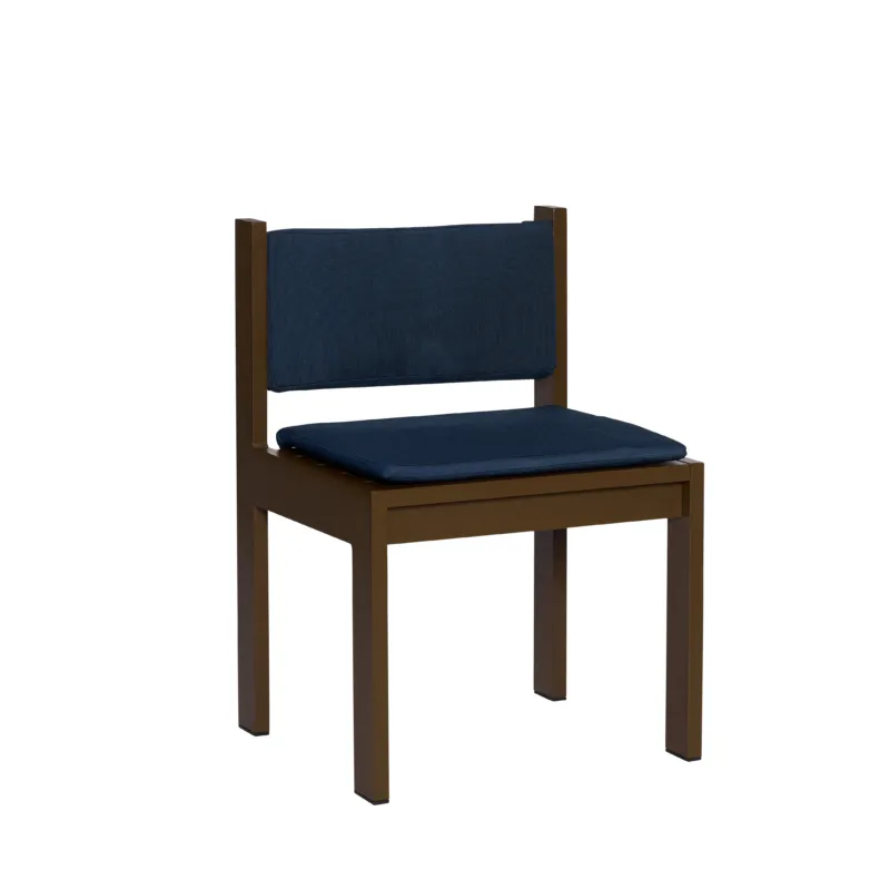 Chaise de jardin en acier marron et coussins bleu foncé Haus - Hübsch