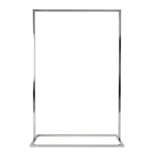 Frame Judd Chrome - freistehender Kleiderständer in Chrom, inspiriert von ikonischer Kunst