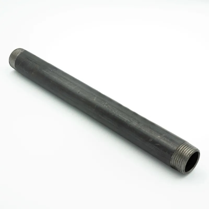 Original 3/4" pipe with thread aus schwarzem Metall mit Gewinde an beiden Enden vor weißem Hintergrund
