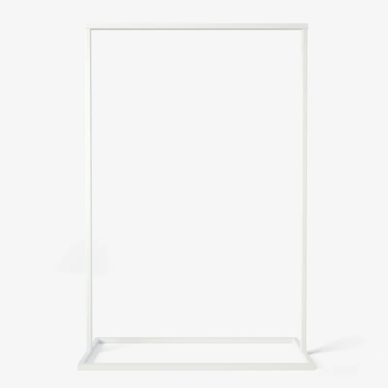 Frame Georgia - Weißer Kleiderständer mit quadratischem Fuß im industriellen Design vor neutralem Hintergrund