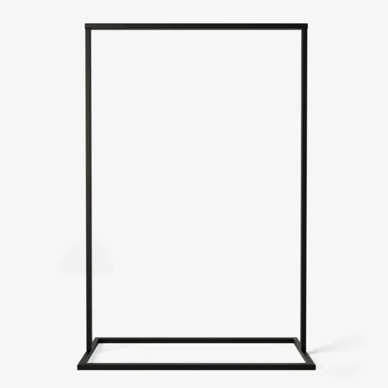 Frame Jackson - Schwarzer Kleiderständer mit quadratischem Fuß im industriellen Design vor weißem Hintergrund.