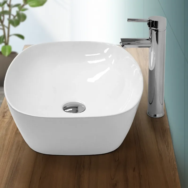 Rundes Waschbecken auf einem Holzregal mit einem modernen Wasserhahn.
