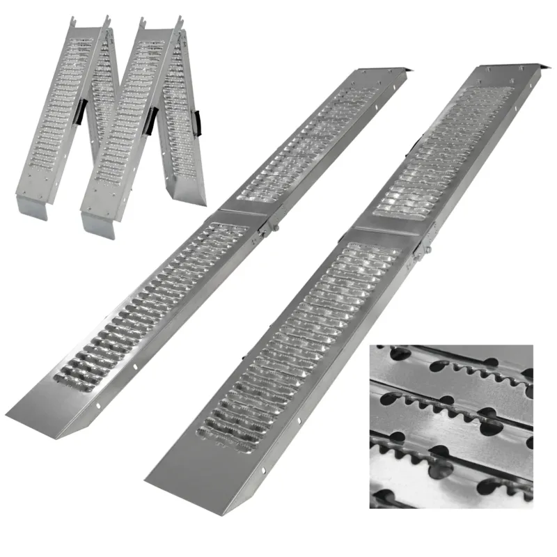 Zwei Aluminium-Rampen mit rutschfester Oberfläche, zusammengelegt.