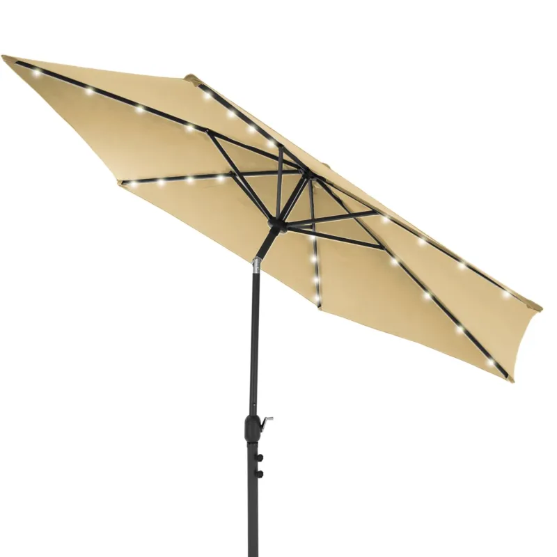 Beige Sonnenschirm mit integrierter Beleuchtung, von unten betrachtet.