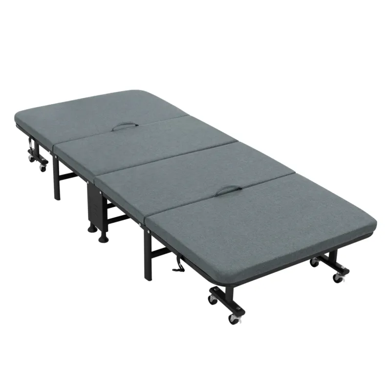 Faltbares Bett mit grauem Bezug und Rollen, auf einem hellen Boden.