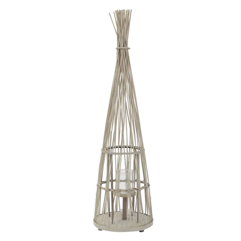 Hochformatiger, dekorativer Kerzenhalter aus Rattan.