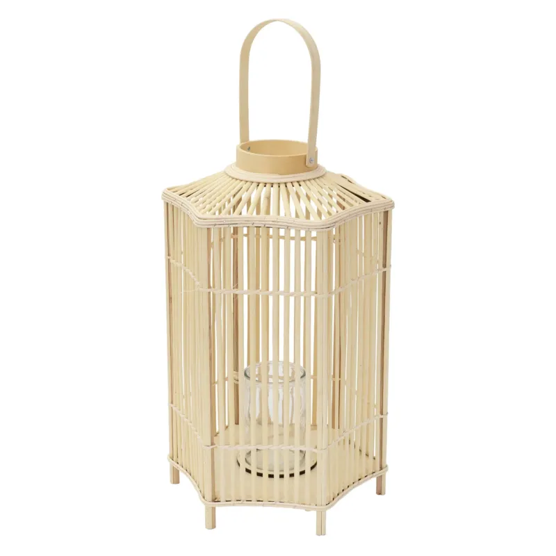 Eine runde Laterne aus Rattan mit einem Glasbehälter für eine Kerze.