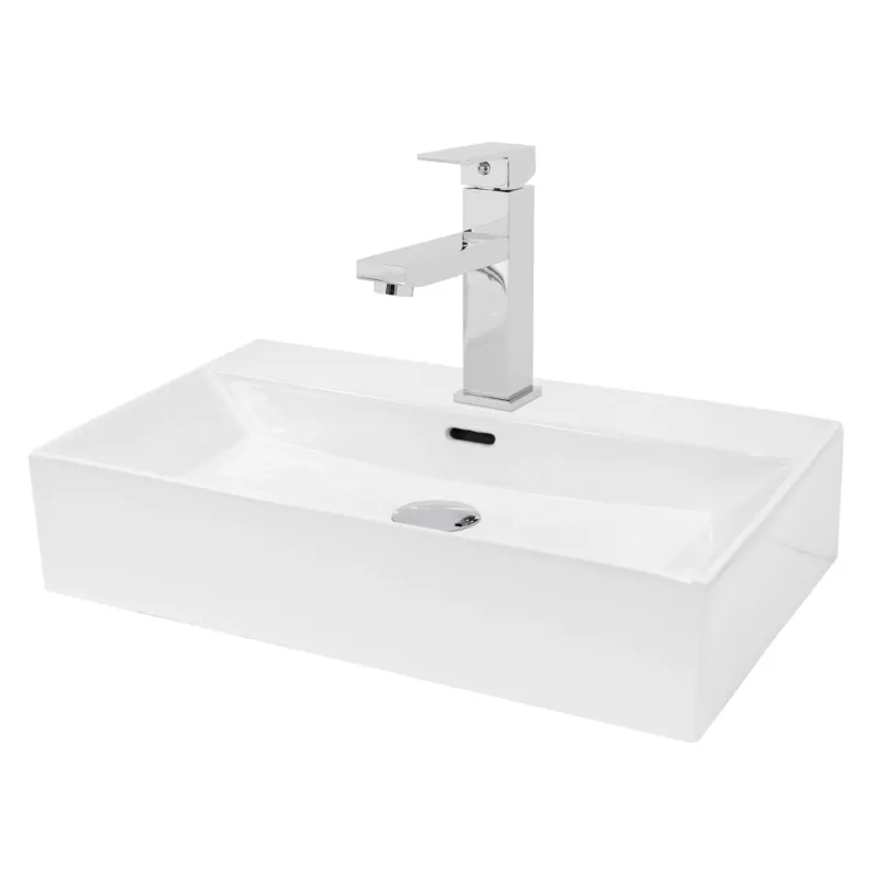 Ein Waschbecken mit einem modernen Wasserhahn auf einem weißen Hintergrund.