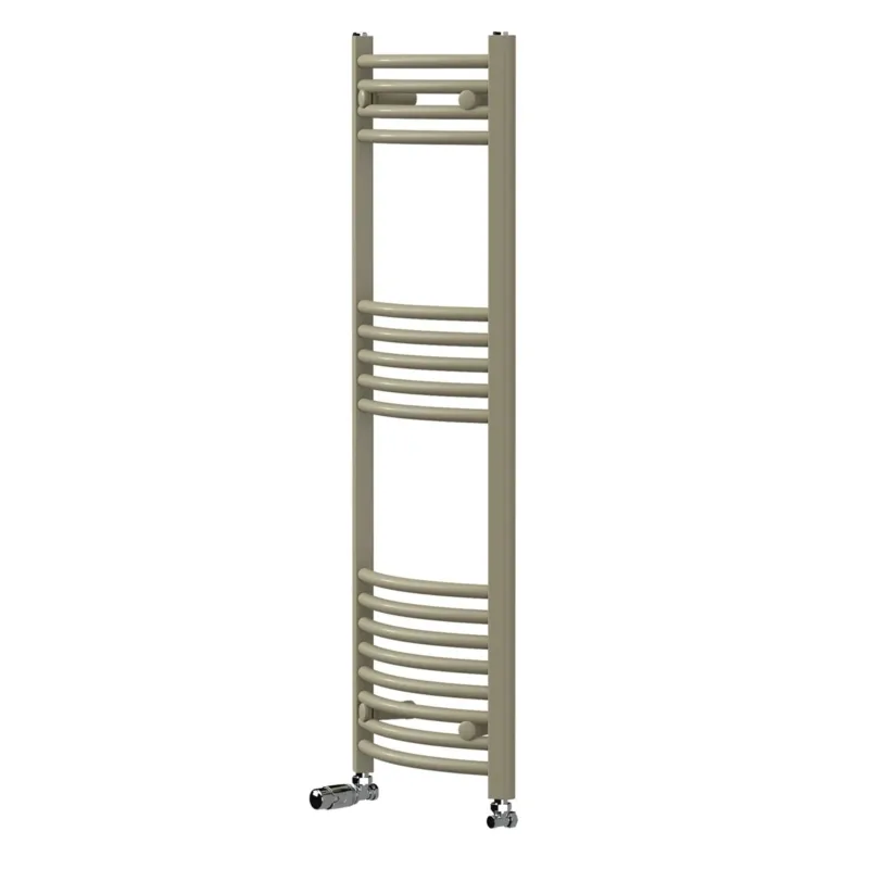 Freistehender Handtuchwärmer in beige vor grauer Wand.