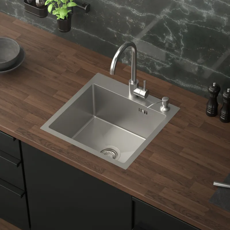 Küchenwaschbecken mit Wasserhahn auf Holzarbeitsplatte.