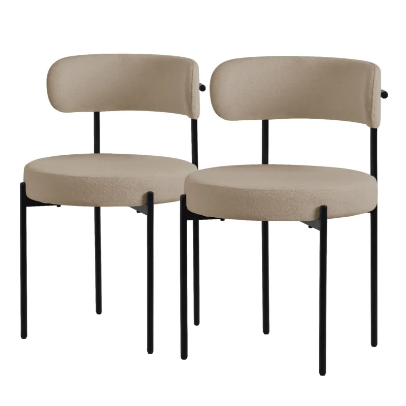 Zwei beige Stühle mit runden Sitzen und Rückenlehnen auf schwarzen Beinen.