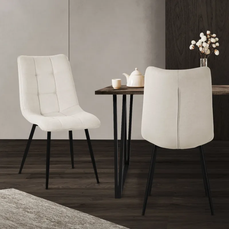 Zwei Stühle an einem Tisch in einem modernen Raum mit Holzfußboden.