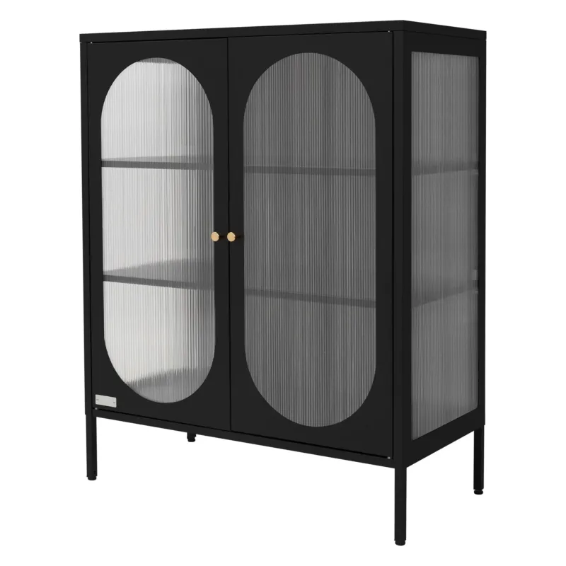 Eine schwarze Vitrine mit zwei Glastüren und offenen Regalen.