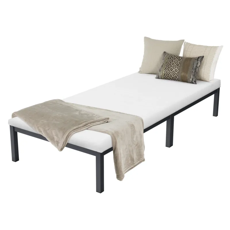 Ein Bett mit weißen Laken und mehreren Kissen in verschiedenen Farben.