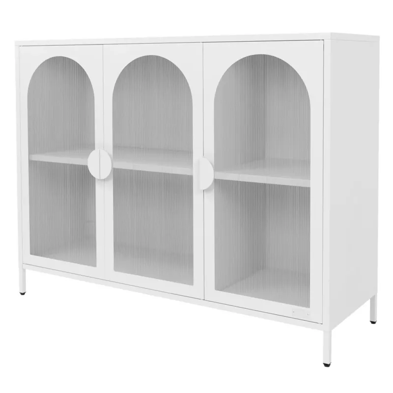 Weißer Schrank mit drei Türen und offenen Regalen.