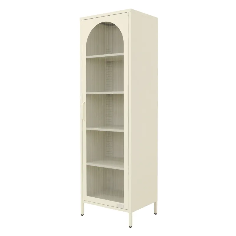 Schrank mit Glastür und mehreren Regalen in heller Farbe.