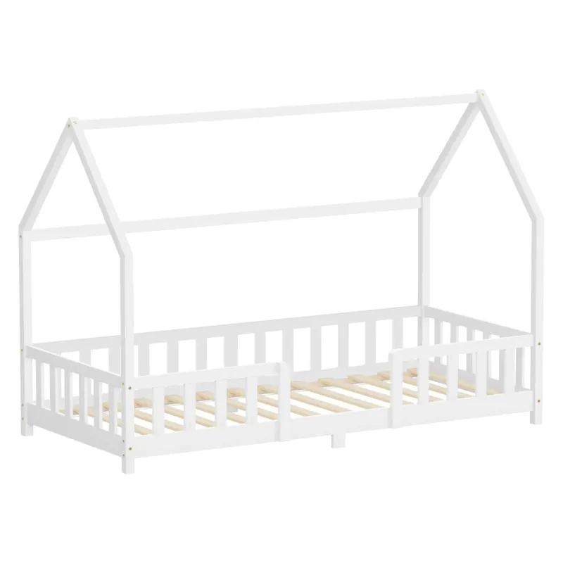 Weißes Kinderbett in Hausform mit Holzlatten.