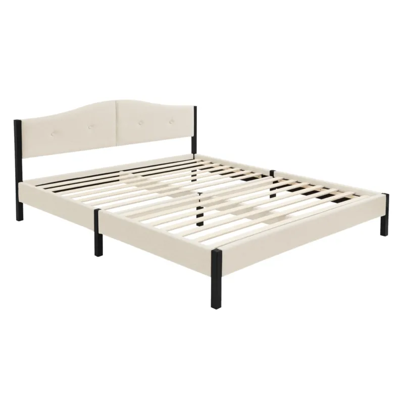 Bett mit hellem Bezug, Holzlattenrost und gepolsterter Kopfteil.