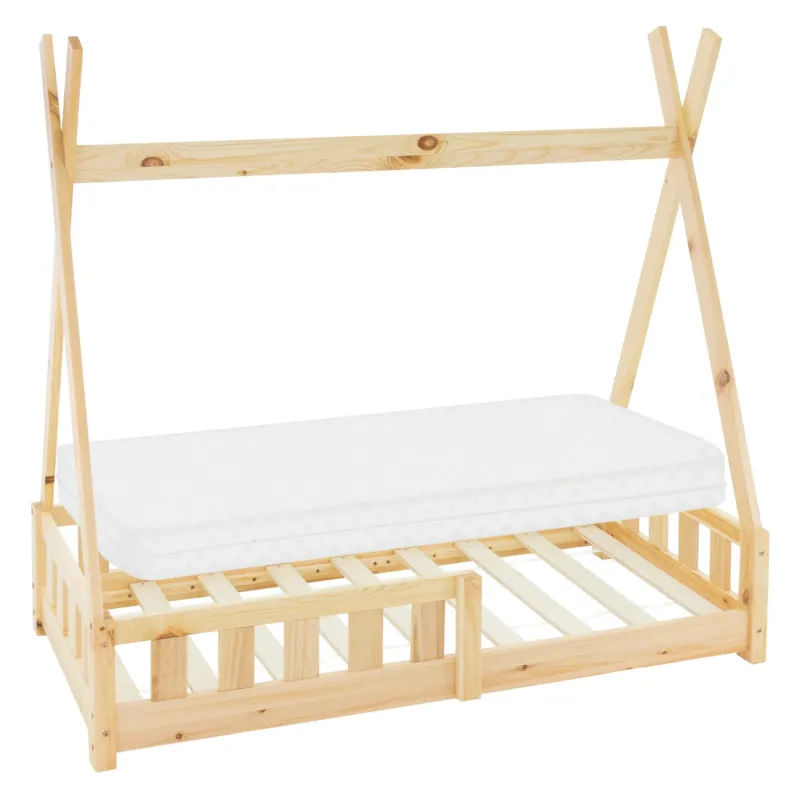 Holz-Kinderbett mit Matratze, in natürlichem Holzton.