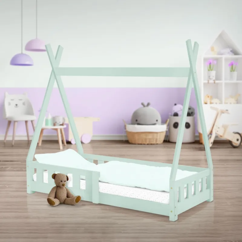 Mintgrünes Bett im Kinderzimmer mit Spielzeug und Dekoration.