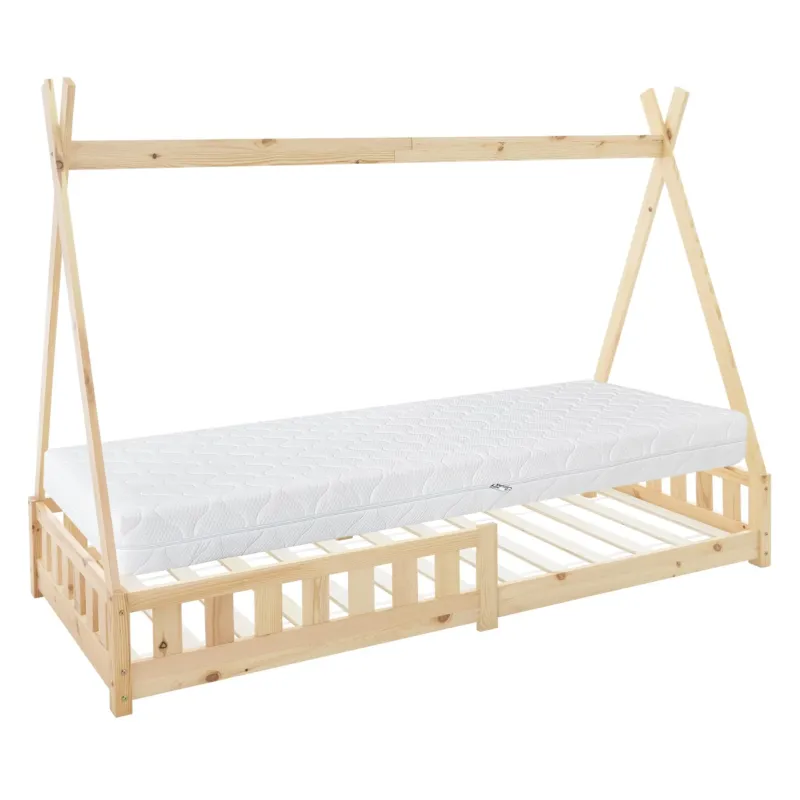 Holzbett mit Matratze, in einfacher, stabiler Bauweise.