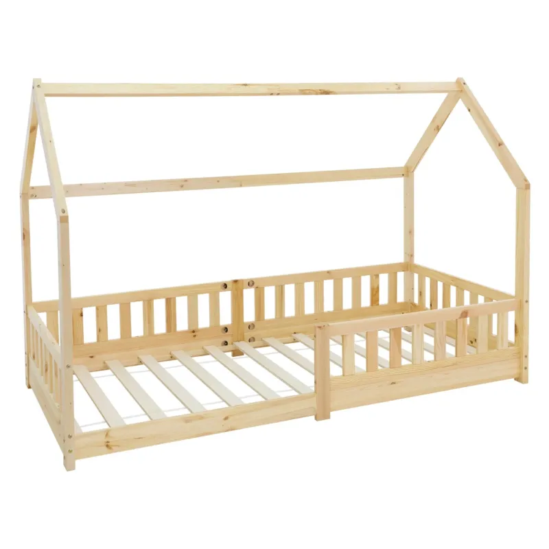 Holzbett in Form eines Hauses, ohne Matratze, mit Gitterseiten.