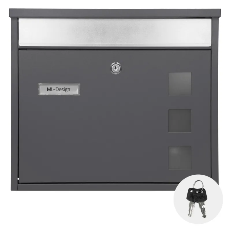 Ein grauer Briefkasten mit Schlüssel und Namensschild.