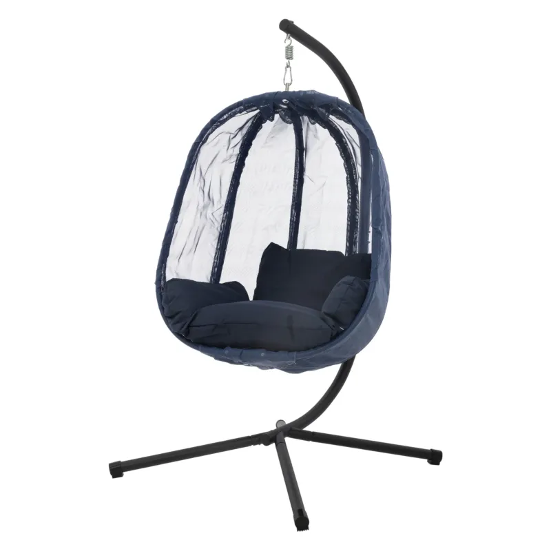 Blauer Hängesessel mit Kissen, hängend an einem Ständer.