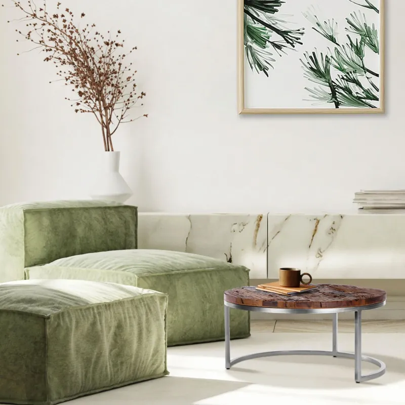 Wohnzimmer mit grünen Sitzkissen und einem runden Tisch.