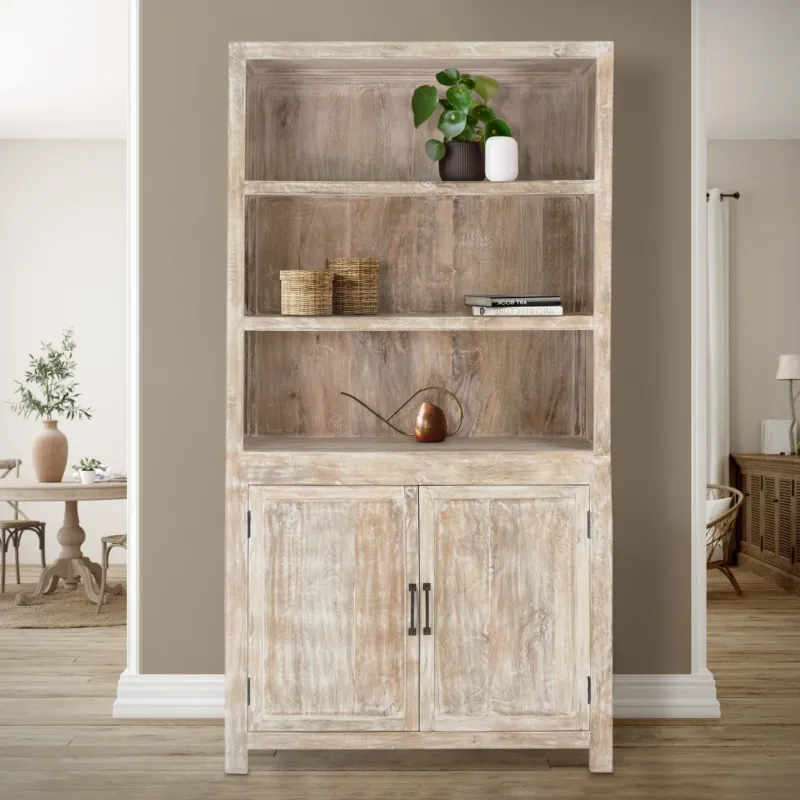 Holzregal mit Pflanzen und Deko, in einem hellen Raum mit Holzfußboden.