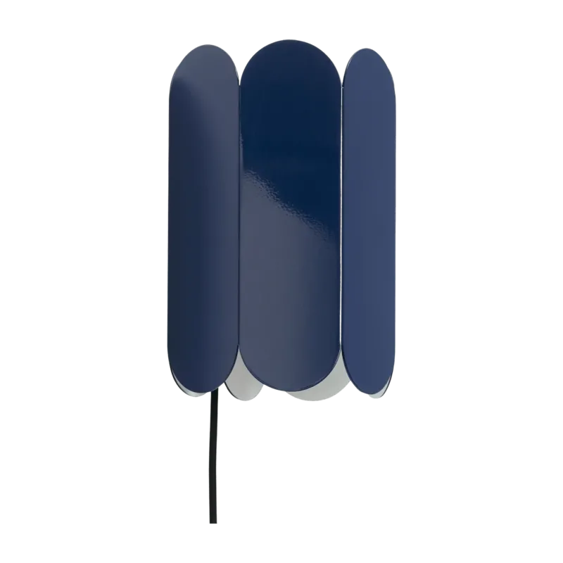 Applique murale cobalt blue avec prise Arcs - Hay - The Cool Republic
