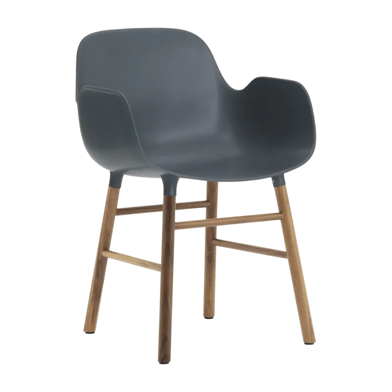 Chaise avec accoudoirs en noyer naturel et pp bleu Form - Normann Copenhagen - The Cool Republic