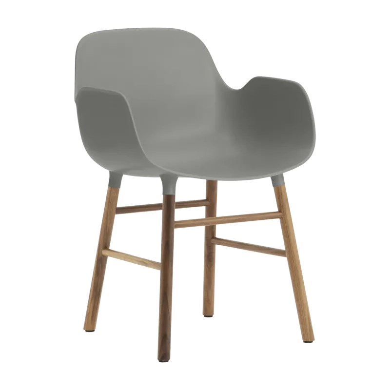 Chaise avec accoudoirs en noyer naturel et pp gris Form - Normann Copenhagen - The Cool Republic