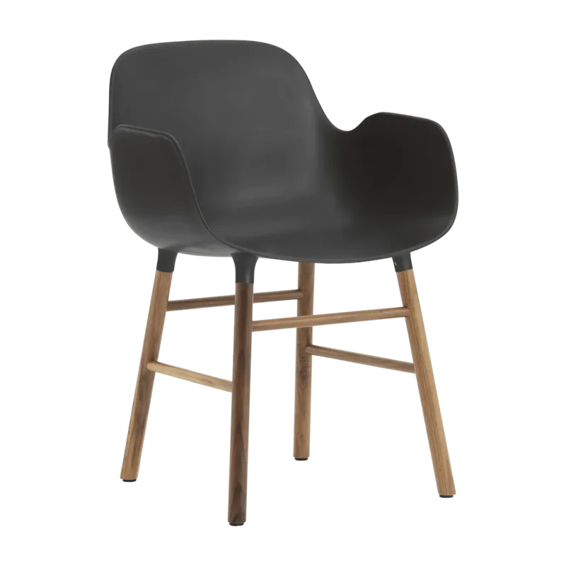 Chaise avec accoudoirs en noyer naturel et pp noir Form - Normann Copenhagen - The Cool Republic