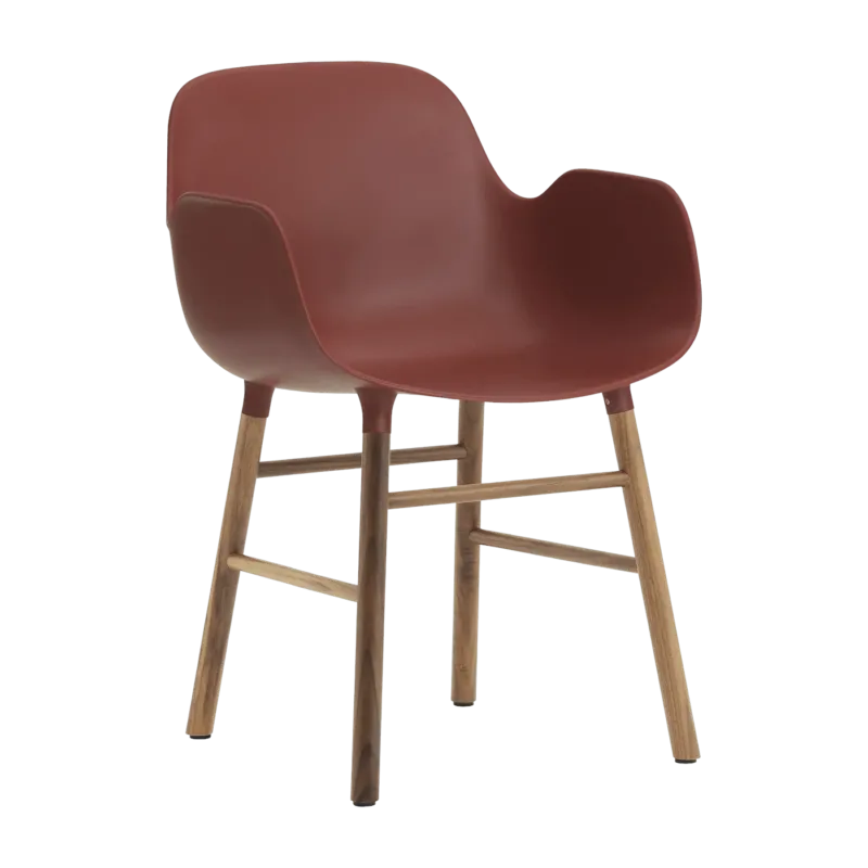 Chaise avec accoudoirs en noyer naturel et pp rouge Form - Normann Copenhagen - The Cool Republic