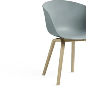 Chaise avec accoudoirs en plastique recyclé bleu pieds en chêne AAC22 - HAY