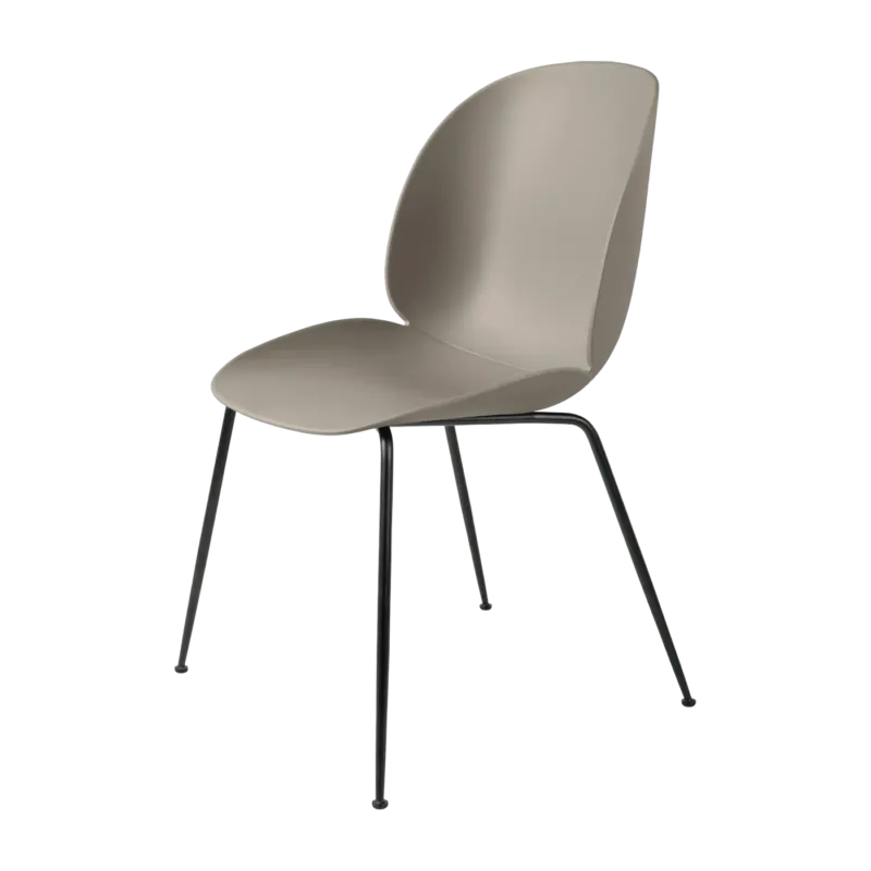 Chaise beige piétement en métal noir Beetle - Gubi - The Cool Republic