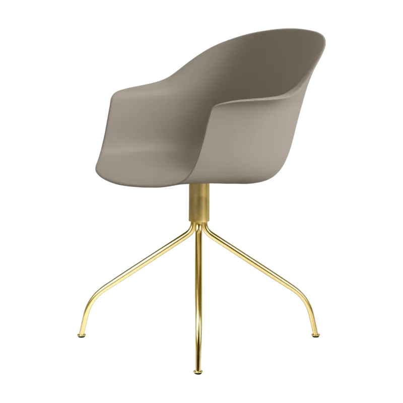 Chaise de bureau beige et laiton pivotante Bat - Gubi - The Cool Republic