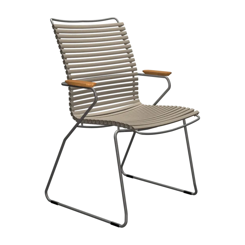 Chaise en métal avec grand dossier et plastique beige 60x90cm Click - Houe - The Cool Republic