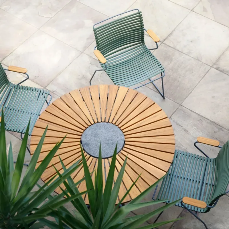 Chaise en métal et plastique bleu avec grand dossier CLICK - Houe - The Cool Republic