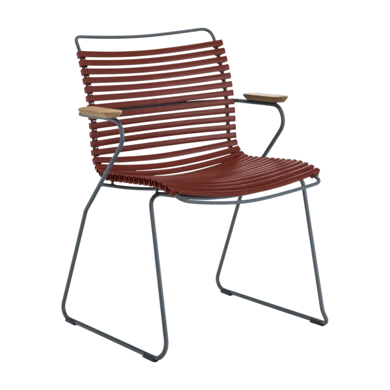 Chaise en métal et plastique rouge Paprika avec accoudoirs CLICK - Houe - The Cool Republic