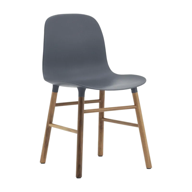 Chaise en noyer naturel et pp bleu Form - Normann Copenhagen - The Cool Republic