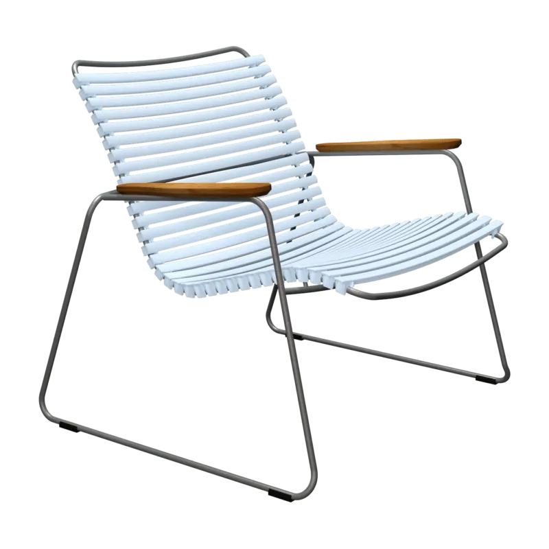 Chaise lounge en métal et plastique bleu clair avec accoudoirs en bambou Click - Houe - The Cool Republic