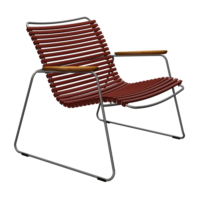 Chaise lounge en métal et plastique rouge avec accoudoirs en bambou Click - Houe - The Cool Republic