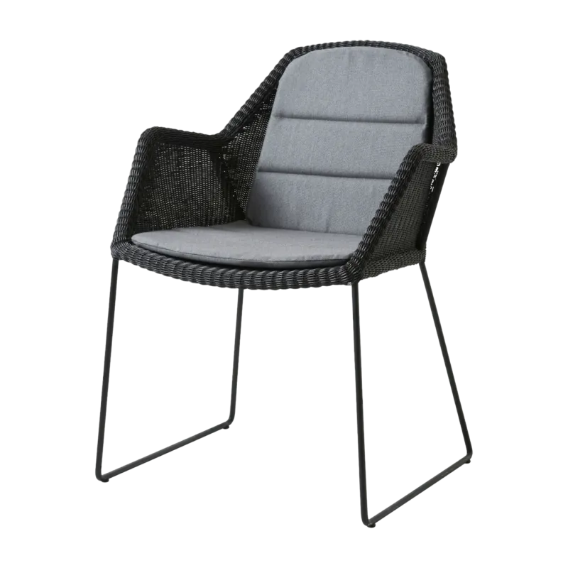 Chaise noire avec coussin gris Breeze - Cane-Line - The Cool Republic