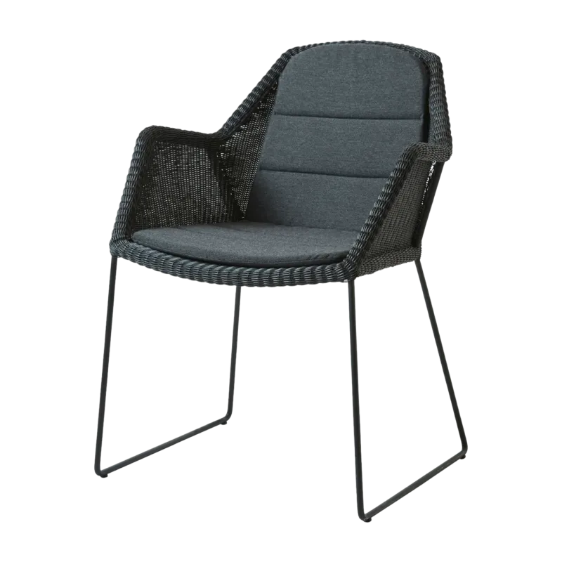 Chaise noire avec coussin noir Breeze - Cane-Line - The Cool Republic