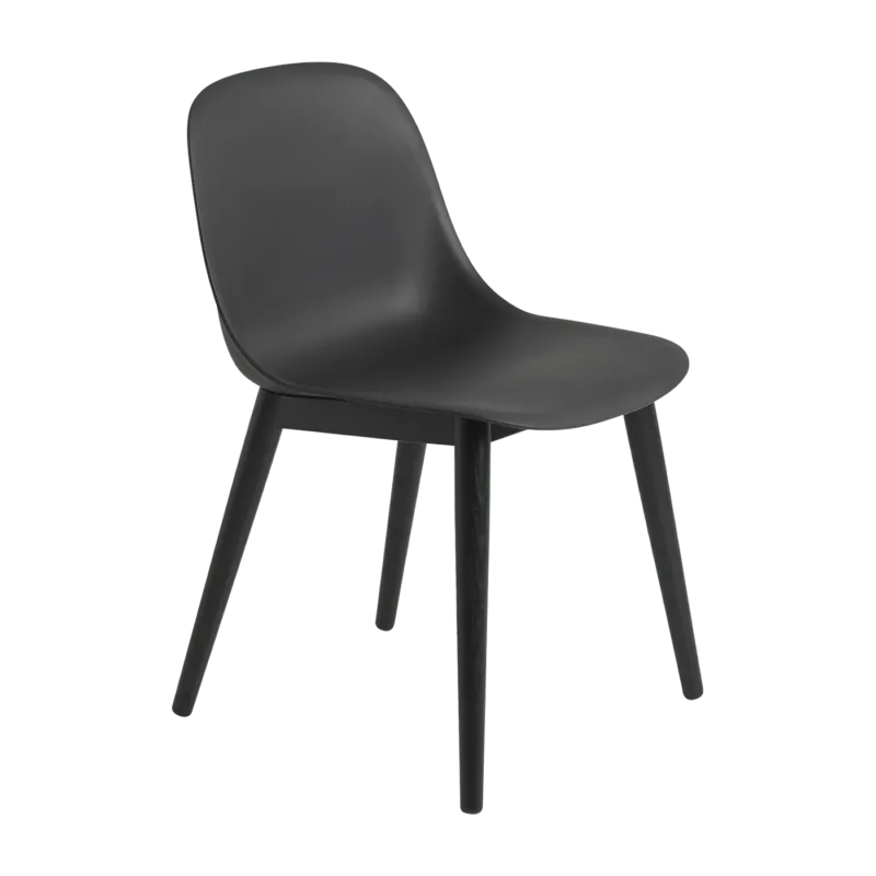 Chaise noire piétement en chêne Fiber - Muuto - The Cool Republic