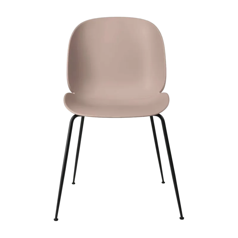 Chaise rose piétement en métal noir Beetle - Gubi - The Cool Republic