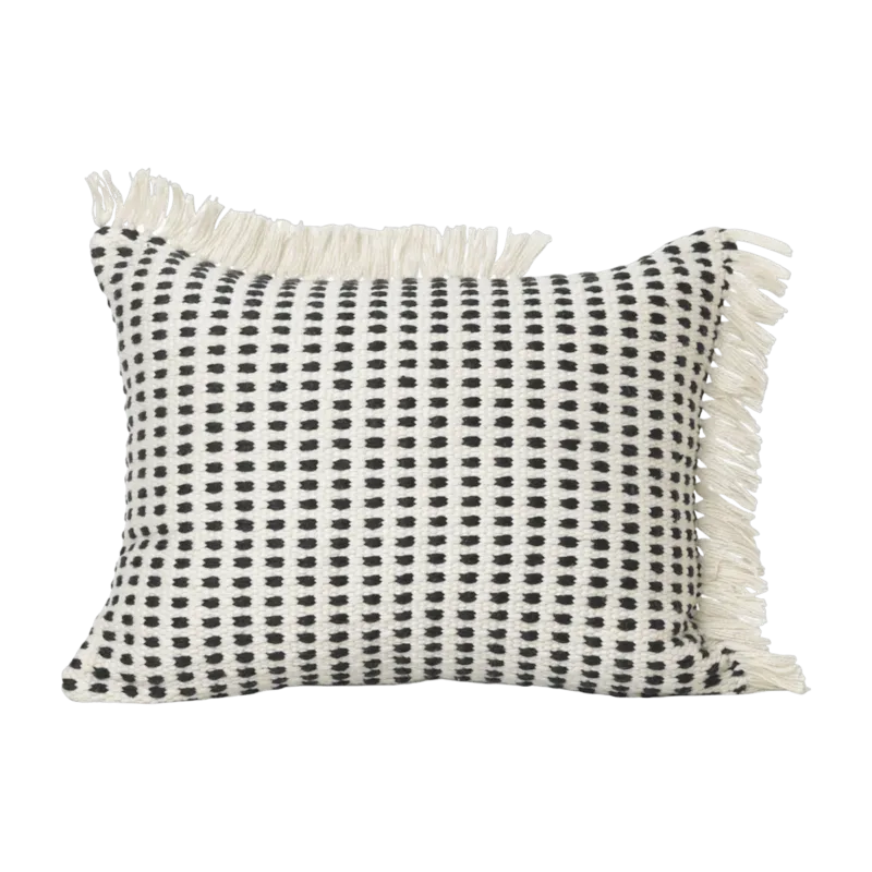 Coussin à franges bleu et blanc en plastique recyclé Way - Ferm living - The Cool Republic