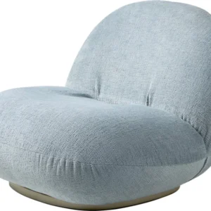 Fauteuil lounge en tissu glamour bleu et métal or nacré Pacha - Gubi - The Cool Republic